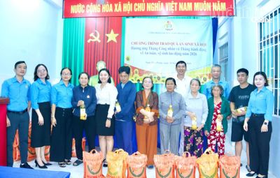 Công đoàn phường Nam Nha Trang tặng 100 suất quà cho người dân có hoàn cảnh khó khăn