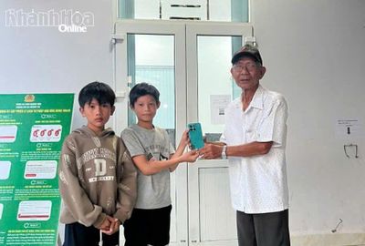 Hai học sinh nhặt được điện thoại, chủ động tìm người đánh rơi