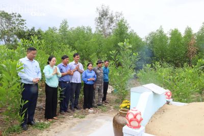 Xã Trung Khánh Vĩnh bàn giao công trình duy tu mộ Mẹ Việt Nam Anh hùng Kơ Riêng H Đam
