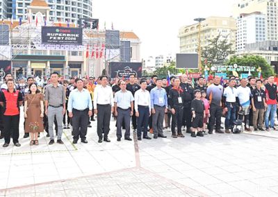 Hơn 1.200 người tham gia lễ chào cờ tại Quảng trường 2 tháng 4, phường Nha Trang