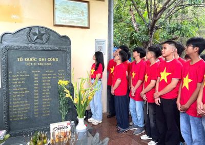 Hơn 60 học sinh tham gia 'Hành trình về địa chỉ đỏ' tại bến Hòn Hèo