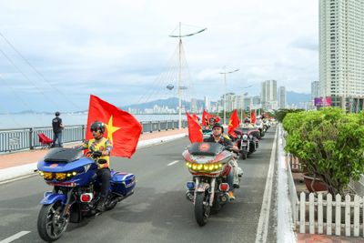 Chiêm ngưỡng hơn 1.200 mô tô phân khối lớn diễu hành khuấy động đường phố Nha Trang