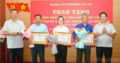 Đảng ủy phường Sa Pa trao tặng Bằng khen của Ban Thường vụ Tỉnh ủy và Huy hiệu Đảng cho đảng viên