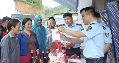 Tuyên truyền phân biệt hàng thật - hàng giả tại chợ phiên Vĩnh Yên