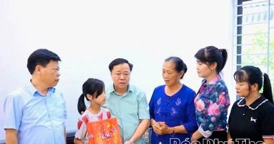 Xã Hiền Quan tặng 16 suất quà cho thiếu nhi có hoàn cảnh khó khăn