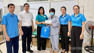 Tổng Liên đoàn Lao động Việt Nam tặng quà đoàn viên mắc bệnh hiểm nghèo tại Tuyên Quang