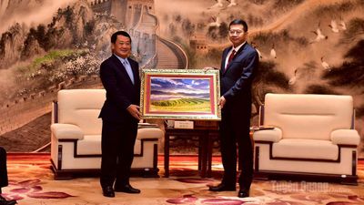 Bí thư tỉnh ủy Hầu A Lềnh gặp gỡ Bí thư Châu ủy Văn Sơn