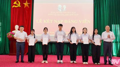 Bồi dưỡng 'hạt giống đỏ' trong trường học