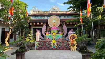 Về Huế đi chùa