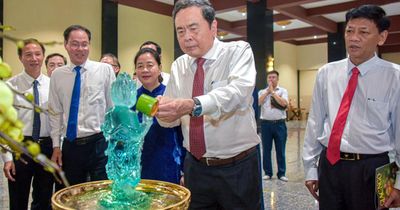 Chủ tịch Quốc hội Trần Thanh Mẫn thăm và chúc mừng Đức Pháp chủ GHPGVN nhân Đại lễ Phật đản PL.2570