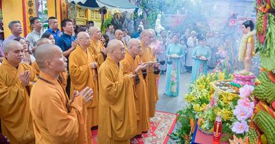 Phật giáo phường Tân Định, Sài Gòn, Bến Thành, Cầu Ông Lãnh thực hiện nghi thức Tắm Phật