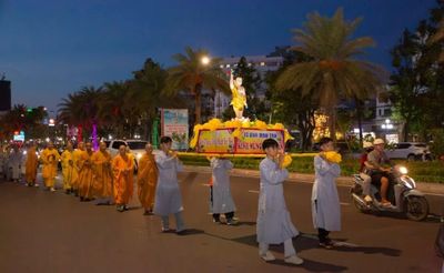 Gia Lai: Chư Tăng Ni các tự viện phường Quy Nhơn Nam cung rước kiệu tôn tượng Đức Phật đản sanh