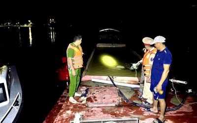 Bắt giữ tàu hết hạn kiểm định, vận chuyển cát trái phép trên sông ở Hà Tĩnh