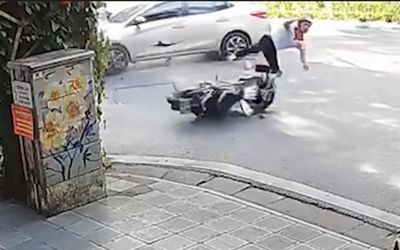 Ô tô và 2 xe máy đi tốc độ cao va chạm giữa ngã tư, một người bị hất văng xa