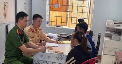 Đắk Lắk: Xử lý một học sinh điều khiển xe đạp điện lạng lách trước đầu ô tô