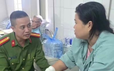 Hai cán bộ công an Phú Thọ hỗ trợ nạn nhân gặp tai nạn trên đường