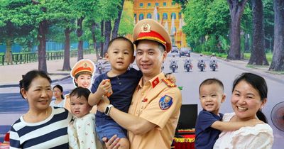 Người dân hào hứng check-in, trải nghiệm gian trưng bày của CSGT tại hồ Hoàn Kiếm