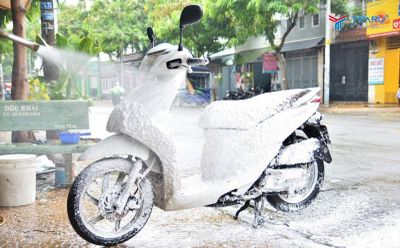 Dội nước làm mát xe máy được không?