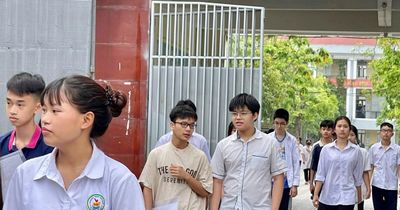 Học sinh Hà Nội thi môn đầu tiên, phụ huynh thấp thỏm chờ con trước cổng trường