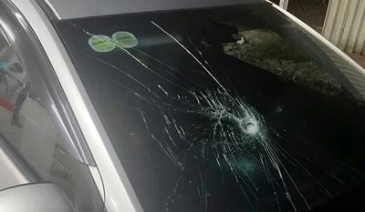 Bắt giam đối tượng vô cớ đập bể kính chắn gió xe ô tô