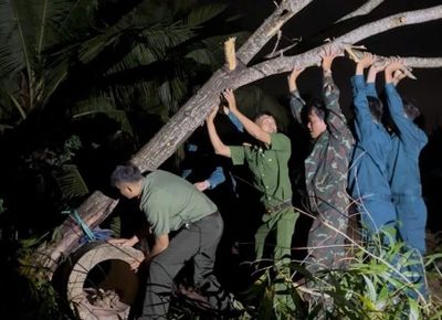 Công an xã giúp dân khắc phục nhà cửa bị hư hỏng do dông lốc