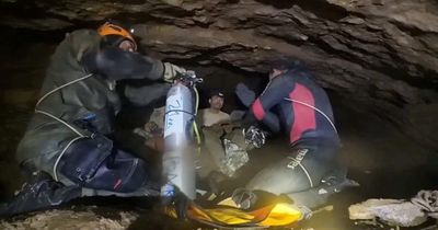 Giải cứu thành công 5 người mắc kẹt hơn một tuần trong hang ngập nước ở Lào