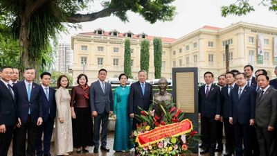 Tổng Bí thư, Chủ tịch nước Tô Lâm dâng hoa tưởng niệm Chủ tịch Hồ Chí Minh tại Singapore