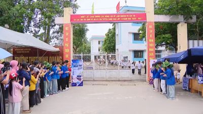 Tiếp sức sĩ tử tại vùng cao Ba Vì