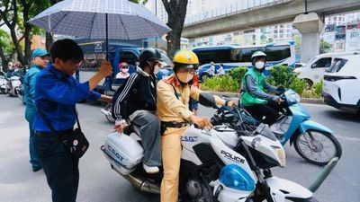 CSGT hỗ trợ kịp thời nữ sinh đến điểm thi vào lớp 10