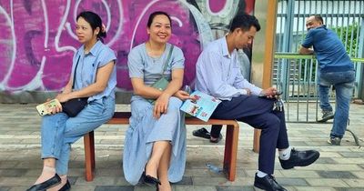 Hồi hộp cùng cha mẹ học sinh chờ con thi vào lớp 10