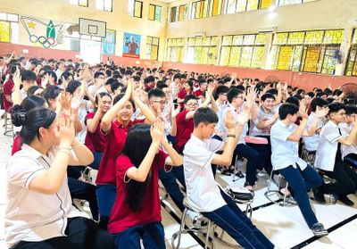 Cha mẹ cùng con thi vào lớp 10