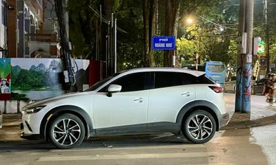 Không nên dừng, đỗ xe trên vạch kẻ đường dành cho người đi bộ