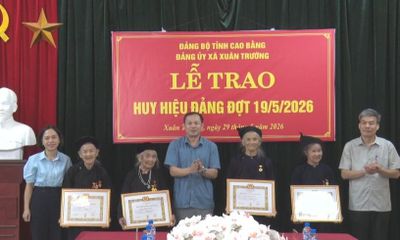 Xã Xuân Trường trao Huy hiệu Đảng