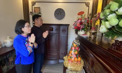 Dâng hương, tưởng nhớ đồng chí Hoàng Đình Giong