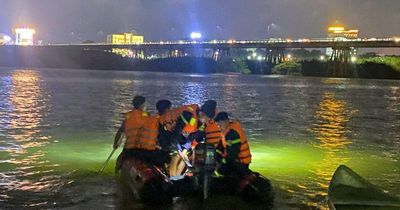 Ca nô xuyên đêm cứu nam thanh niên nhảy cầu Trà Khúc, thoát 'cửa tử' trong tích tắc