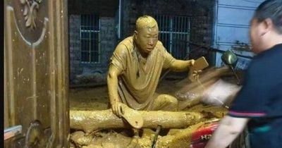 Hình ảnh người đàn ông phủ kín bùn đất sau khi cứu dân khỏi trận sạt lở khiến triệu trái tim thắt lại