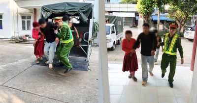 Ngã xe giữa đường khi đưa người thân đi cấp cứu ngộ độc lá ngón, nam thanh niên bật khóc vì hành động của công an