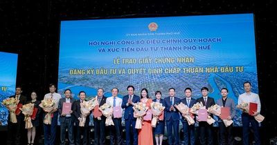 Huế trao quyết định đầu tư 12 dự án hơn 18.400 tỷ đồng