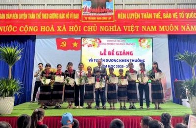 Độc đáo trường vùng cao khen thưởng học sinh giỏi bằng cây giống sâm Ngọc Linh