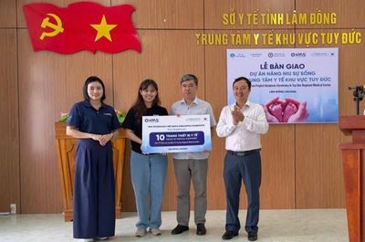 Lâm Đồng: Trao tặng thiết bị y tế và quà cho bệnh nhân tại Trung tâm Y tế khu vực Tuy Đức