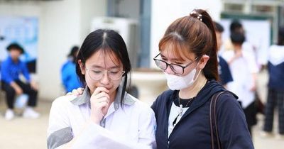 Ba tiếng chờ con ngoài cổng trường