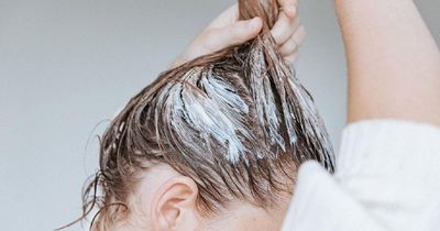 Ủ tóc kiểu mới đang gây sốt: Đơn giản đến mức ai lười cũng làm được