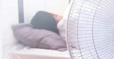 Bật quạt khi ngủ ban đêm: 4 nguyên tắc 'vàng' để không bị ốm mùa nắng nóng