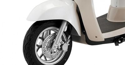 Trải nghiệm xe máy điện giá 16,5 triệu đồng bán ở Việt Nam thiết kế tân cổ điển, đi 80km/lần sạc, rẻ hơn Wave Alpha chị em nhìn là mê