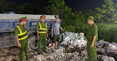 Hà Nội: Bắt quả tang liên tiếp các xe tải đổ trộm phế thải xây dựng trong đêm
