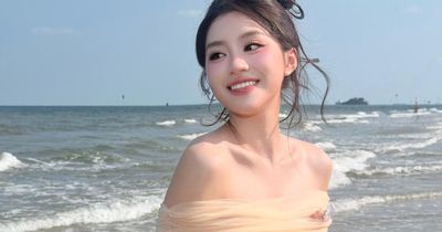 Phương Oanh lộng lẫy trong váy trễ vai bên bờ biển