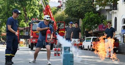Khách nước ngoài thích thú làm lính cứu hỏa giữa phố đi bộ Hồ Gươm