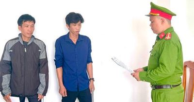 Khởi tố 2 người đàn ông đánh hàng xóm vì tiếng hát karaoke