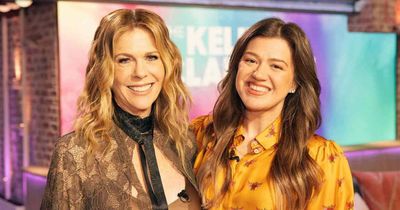 Kelly Clarkson nghẹn ngào tạm biệt talkshow 7 năm, trở lại ghế nóng The Voice