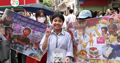 Hà Nội: Sĩ tử 2K11 được đón bằng banner 'quậy', có bạn chưa 'xả vai' vì còn thi chuyên